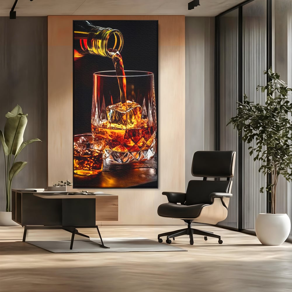 Tablou canvas cu tablou canvas cu turnare de whisky, in rama de aluminiu negru, pe perete intr-un birou